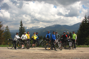 Cykloturisti z Podbiela nad panorámou Oravíc