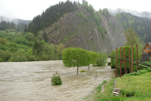 rieka Orava zaplavila aj lúčky okolo domov
