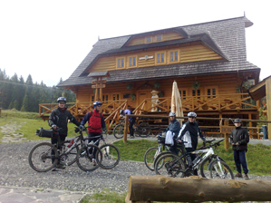 Cykloturisti pred kolibou na Vasiľovskej holi